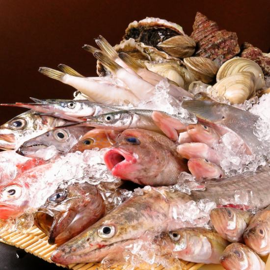 当天用全国各地精心挑选的新鲜鱼类烹制的海鲜菜肴格外出色！