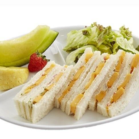 2位　ズワイガニとマンゴーのサンドイッチ