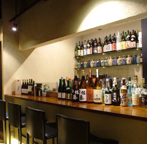 料理だけでなくお酒をメインに嗜む夜にはぴったりのカウンター席…デートや記念日など特別な日はもちろん、仕事帰りに落ち着いて飲みたい時にもおすすめです。