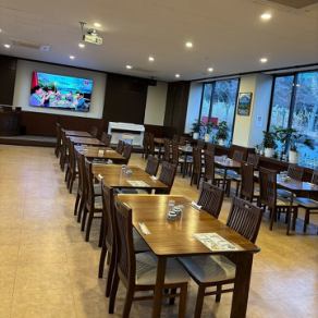 느긋하게 앉을 수 있는 테이블석.모두가 얼굴을 맞추고 즐거운 대화와 식사를 즐길 수 있습니다.