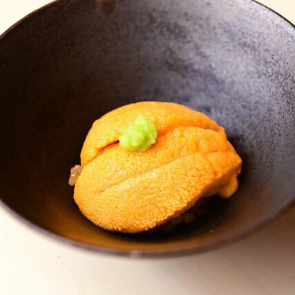 鮨のみならず、お造りや一品料理も充実。季節ごとの旬の素材をふんだんに使用した料理をご堪能ください。