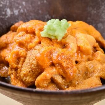 Enjoy a variety of rich and exquisite sea urchin dishes in this blissful special sea urchin course. 16,500 yen (tax included)