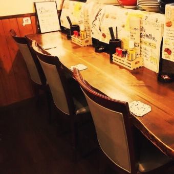 There are 3 counter seats.One person is also welcome! We also recommend counter seats for two people ♪