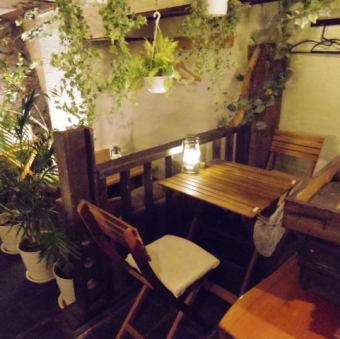 お店の右側のテーブル席。2名様のテーブルが1つと、4名様で利用できる中型のテーブルが1つです。　　　【歓送迎会/飲み放題が充実の居酒屋】