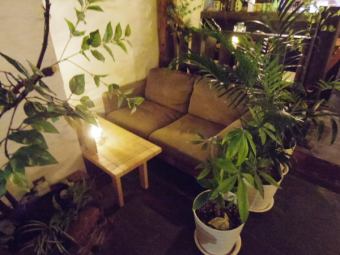 ゆったり座れるソファ席。2名様でご利用できます　【歓送迎会/飲み放題が充実の居酒屋】