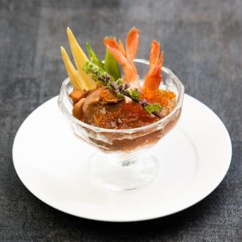 赤エビと燻製ホタテ　オマールコンソメのジュレで