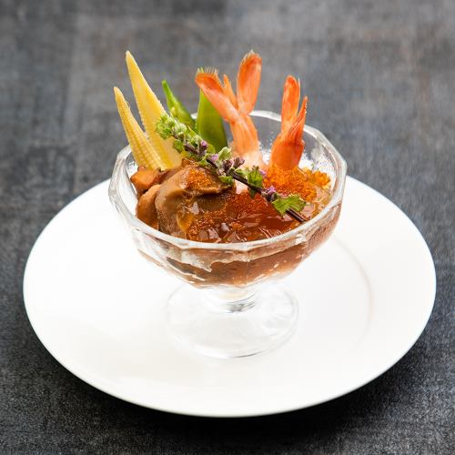 赤エビと燻製ホタテ　オマールコンソメのジュレで