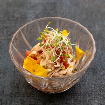 蒸し鶏とトマトの燻製マリネ