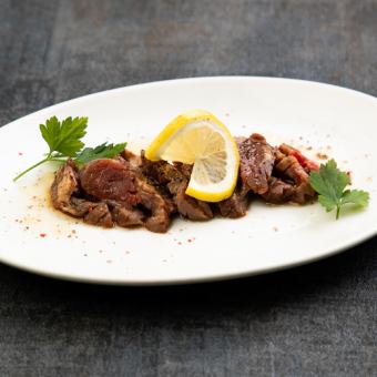 低温調理で仕上げた牛タン燻製