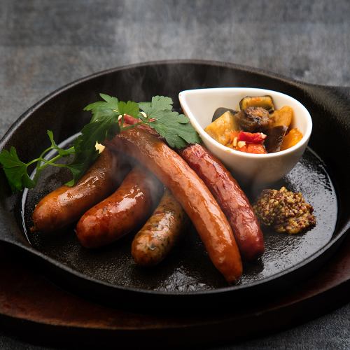 燻製ソーセージの盛り合わせ