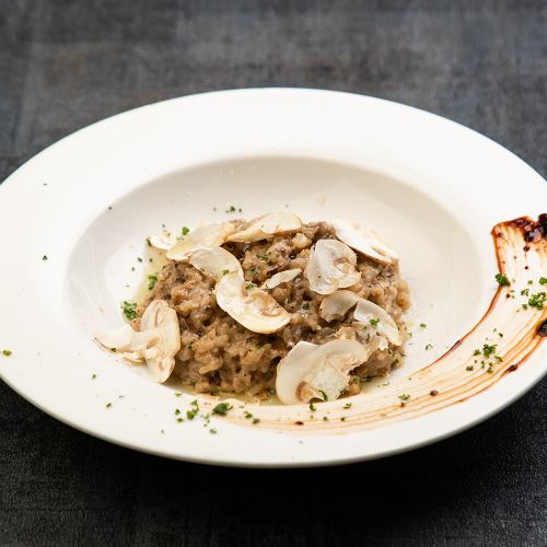 コンソメで炊き上げたトリュフ薫るスモークチーズリゾット