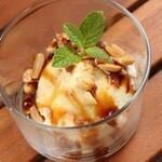 バニラアイス 燻製ナッツとキャラメルソース仕立て