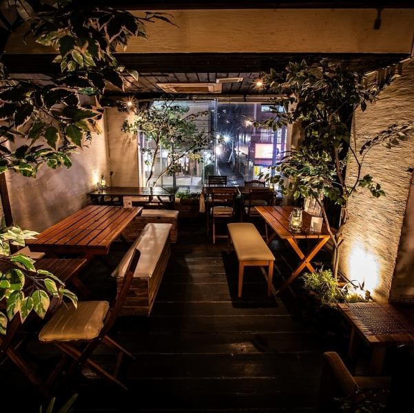 【けむり】の店内はまるでガーデンテラス！店内には大きな滝やウッドデッキ調の床、そこに似合う木製の椅子やテーブル、窓際にはハーブが植えられ、木々のオブジェには春になれば桜が咲きます♪燻製の香りが漂う店内は、くつろぎながら飲むには最適◎送別会・デートなど、どんなシーンでも外れないお店です♪