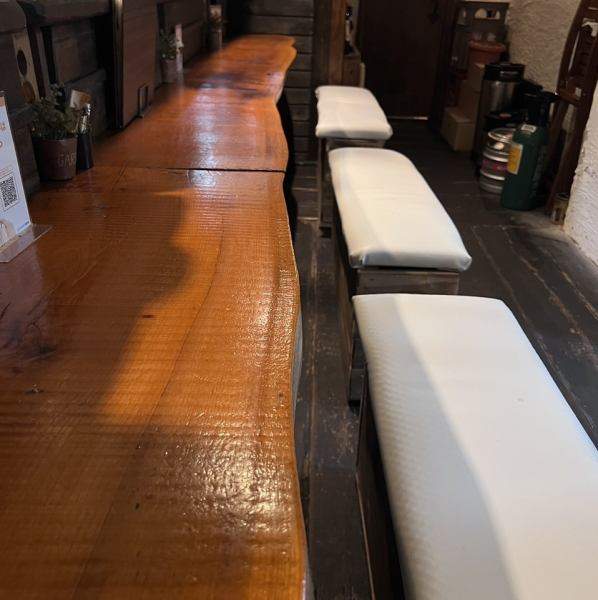 カウンターは広めのお席でご用意！座面が少し広めなので、余裕を持って食事をお楽しみ頂けます♪気さくな店員との会話を楽しめるのもカウンターならでは！お二人様でも、おひとり様でも過ごしやすい雰囲気を作ってお待ちしておりますので、是非気兼ねなくお越しください♪　宴会/歓送迎会/女子会//デート