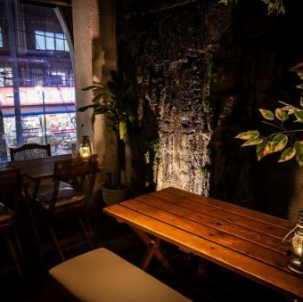 お店右側のテーブル席。少人数利用も、大人数様のでご利用も○　【歓送迎会/飲み放題が充実の居酒屋】