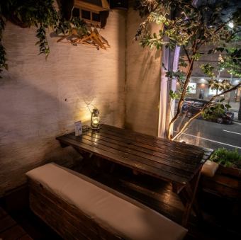 店内最奥。大きな窓に面した開放感のあるお席です♪窓の下にはハーブも植えられています！最大10名でご利用可能！　　　【歓送迎会/飲み放題が充実の居酒屋】