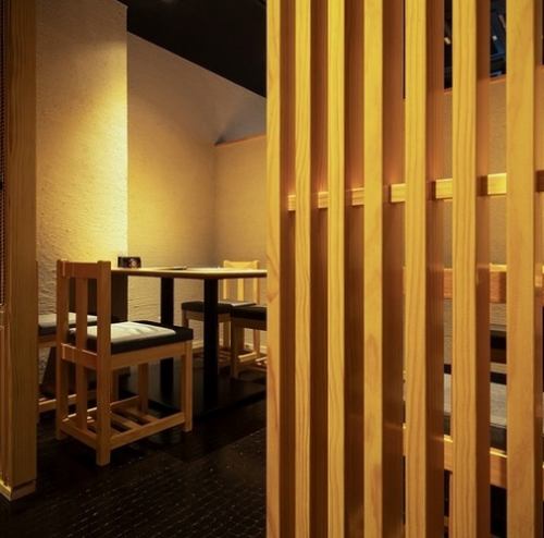 <p>【プライベート感に満ちた上質な空間と、秀逸な料理でおもてなし】仕切りがあるテーブル席や、完全個室があり、カジュアルな会食から、大事な商談まで幅広く対応してくれます。また、店主自慢の端正な創作料理が、場を和ませるとともに、大切な席を華やかに演出。</p>
