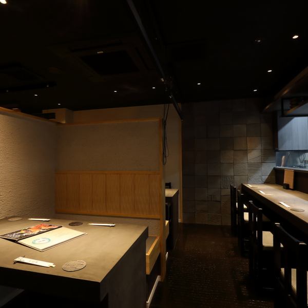 都会の喧騒を忘れさせてくれる、シックで洗練された雰囲気の居酒屋。ゆったりと寛げるカウンター席は、特に大人のカップルに人気です。料理のビジュアルも美しく、2人の時間にそっと華を添えてくれることでしょう。