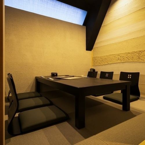 <p>【最大12名まで利用可能。和モダンでスタイリッシュな個室を完備】左官職人が仕上げたという見事な壁が目を惹く完全個室は、6名まで収容可。2部屋用意されており、仕切りを外してつなげると、12名まで利用できます。周りを気にせず、食事や会話を満喫したい時にオススメです。お気軽にご来店ください。</p>