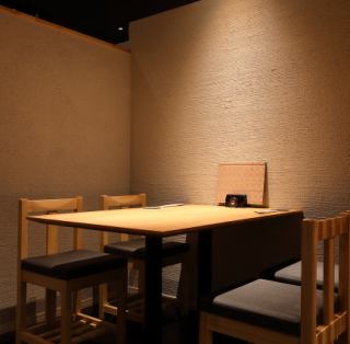 半個室テーブル席4つ（1名～4名）　繋げると8名テーブルになります。