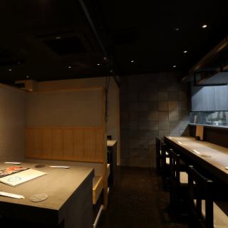 カウンター席の前にテーブル席がございます。