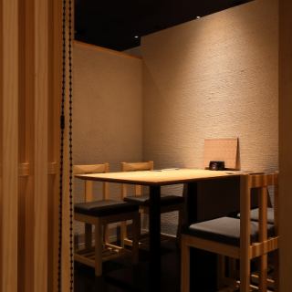 仕切りのあるテーブル席です。