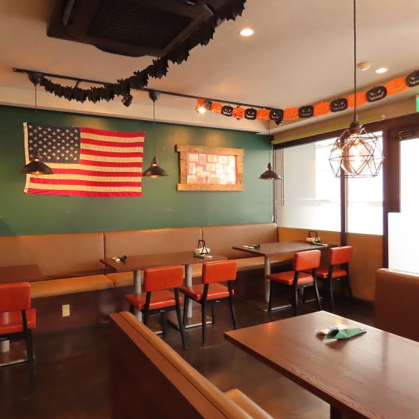 【現地をイメージした空間で旅行気分♪】アメリカの飲食店を再現した空間で、非日常の臨場感を感じながら絶品のお料理をお楽しみいただけます！テーブル席は全10席、ソファー席は4名×2席をご用意！