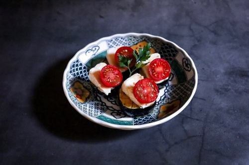 揚げナスとミニトマトのカマンベールサンド