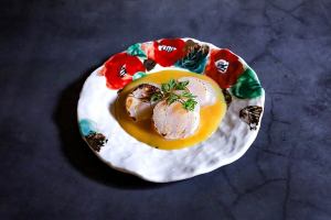 鮪ユッケを韓国海苔に包んで/炙りホタテの自家製酢味噌ソース