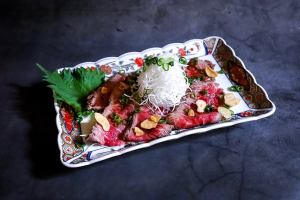 牛たたきネギポン酢/自家製レアローストビーフ塩だれガーリックソース