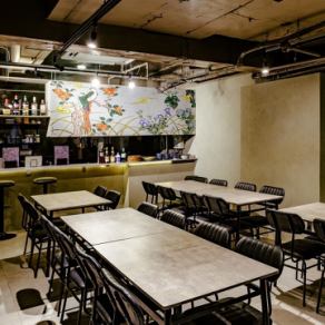 「一日の終わりに、ほっとできる場所。」モダンで落ち着いた雰囲気が漂う＜深夜食堂 女子大やまぐち＞。広々としたテーブル席と充実したカウンターのお酒が、あなたの夜をやさしく包みます。名古屋で深夜にくつろげる場所をお探しなら、ぜひ当店へ。