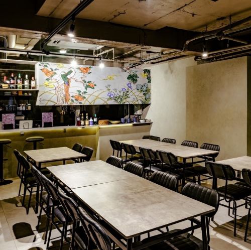 「一日の終わりに、ほっとできる場所。」モダンで落ち着いた雰囲気が漂う＜深夜食堂 女子大やまぐち＞。広々としたテーブル席と充実したカウンターのお酒が、あなたの夜をやさしく包みます。名古屋で深夜にくつろげる場所をお探しなら、ぜひ当店へ。