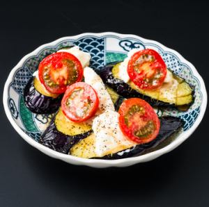 튀긴 가지와 미니 토마토 카망베르 모래