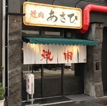 全国でも限られた店舗でしか味わえない滋賀の精肉店「サカエヤ」から仕入れた新鮮な肉やホルモンをお楽しみいただけます。質の高い肉はもちろん、非常に希少な部位から定番の品まで、幅広いラインナップをご用意。 2階には同系列店舗の「炭火焼肉 希林」を構えておりますので用途によって使い分けて頂くことも可能です。