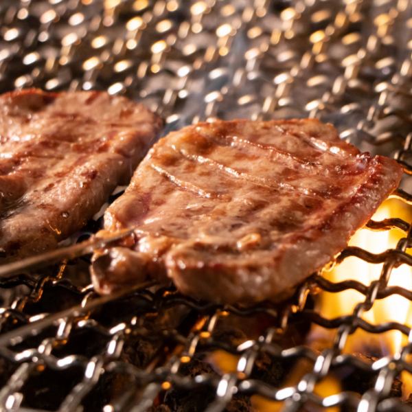 「豪華炭火套餐」包括炭烤牛舌和新鮮的魚、生魚片、蝦炒飯，全部8道菜品以及3小時無限暢飲5,400日元⇒4,400日元