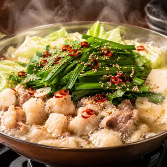 【含3小时畅饮】博多和牛牛杂火锅×时令鱼刺身、西京味噌烤鲭鱼、大仙鸡特色菜——共8道菜——原价6450日元,现价5500日元