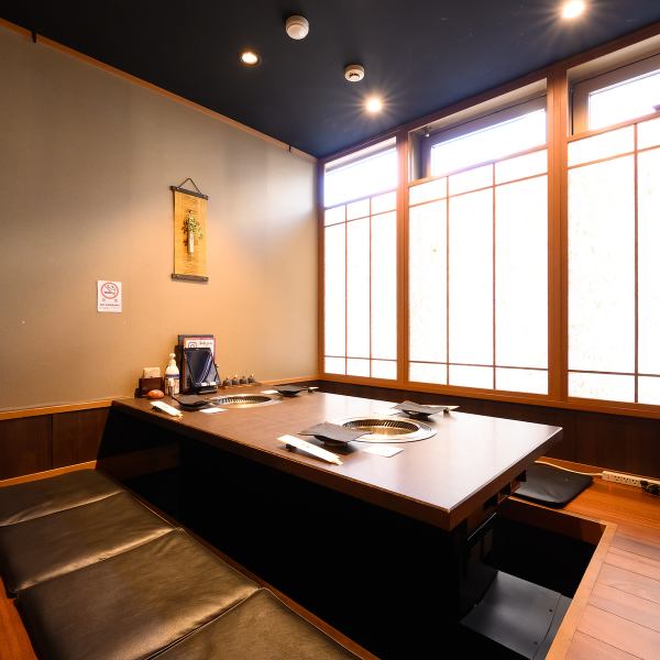 【大人数×完全個室】大人な雰囲気の店内で絶品の和牛焼肉をお召し上がりいただけます。個室は最大22名様までご利用も可能で各種宴会に最適ですし、大変多くのお客様にお喜び頂いております。上品な雰囲気がより一層ご宴会の雰囲気を引き立たせる事も間違いなしです◎接待等にも最適ですのでお気軽にご相談下さい。