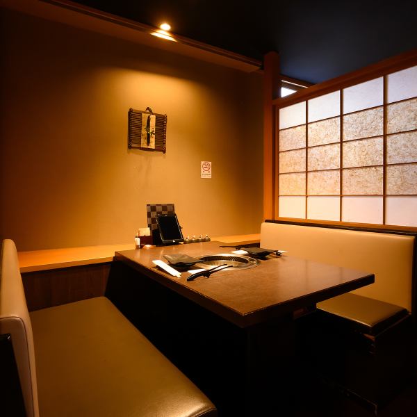 【完全個室×掘りごたつ×テーブル】当店では完全個室となっており、テーブル席や掘りごたつ席もご用意しております。各種ご利用シーンに合わせてお使い頂く事をオススメ致しますし、お気軽にご相談下さい。また、ごゆっくりされたい方に豊富なコース料理もご用意しておりますので、メニュー欄を参考下さい。