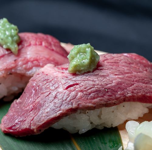 炙り肉寿司(上)　各2貫