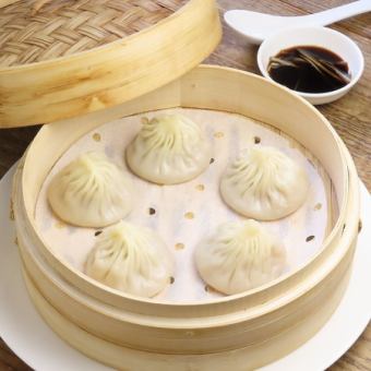 【小笼包套餐】享用厨师精心挑选的7道菜，包括鱼、牛肉、虾和小笼包。