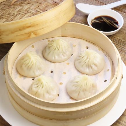 【小笼包套餐】享用厨师精心挑选的7道菜,包括鱼、牛肉、虾和小笼包。