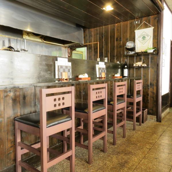 Kura Kura有一個櫃檯座位。在櫃檯，我們等待您有空間和美食，您可以隨意放鬆。還有與您的菜餚相匹配的清酒，所以請隨時來看看我們。