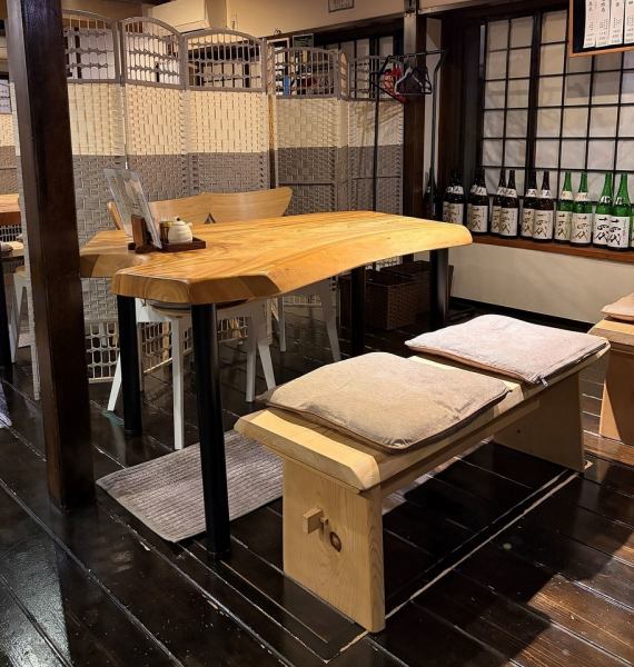 店内は広々とした空間が広がっており、テーブル席と掘りごたつ席がございます!!座椅子でなく椅子とテーブルのお席ですので、足が痛くなる心配はございません。ご家族でのお食事から御宴会コースでお楽しみのお客様にも人気です。また大人数でのご予約も可能で、貸切もできます!!お気軽にお店までお問い合わせください!!