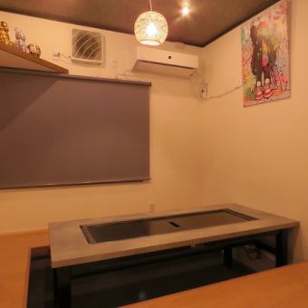8名様でご利用いただける掘りごたつ式の個室を1室完備。周囲の目を気にすることなく、プライベートなお食事にぴったりなお席です。