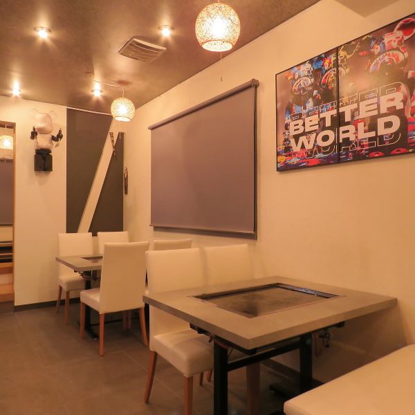 【普段使いにも最適！落ち着いた空間で楽しむ鉄板焼き】キレイな店内でゆっくりと美味しいお好み焼き・もんじゃを心ゆくまでお楽しみいただけます。普段のお食事はもちろん、ご宴会やイベントの打ち上げなどにもご利用ください。２Fフロアは大人数もOKなご宴会場となっておりますのでお電話にてお問い合わせください。