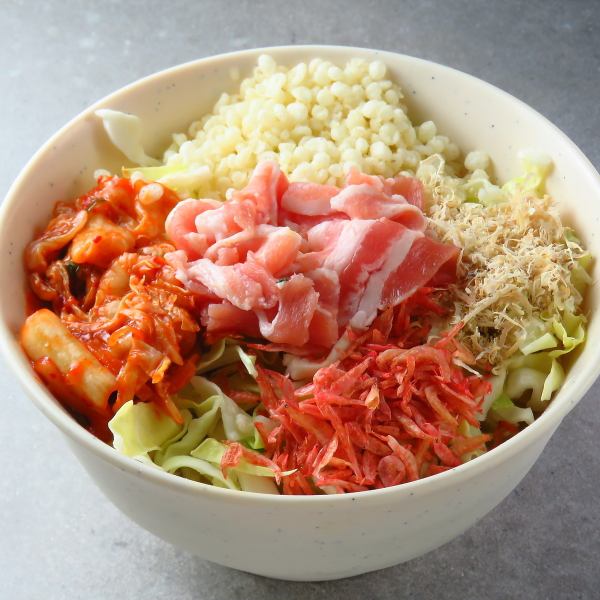 さきいかと桜エビの風味、キムチの絶妙な酸味が織り成すハーモニー【豚キムチもんじゃ】
