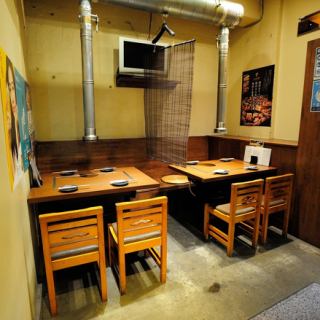 ２～８名様用のテーブル席完備★