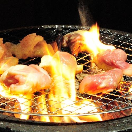 七輪で味わう"軍鶏炭火焼"