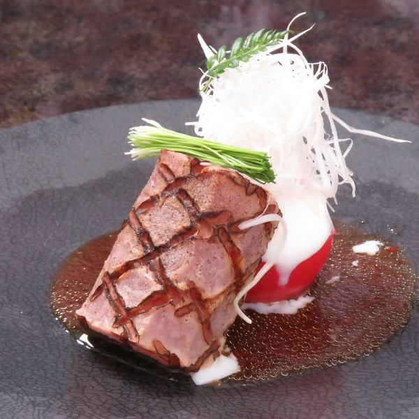 "Tuna tataki salad" eaten with a knife and fork