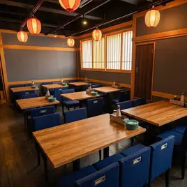 ブラウンを基調にした落ち着いた雰囲気の個室を完備。2室をつなげて20名様の個室利用もOK!ご宴会などに是非ご利用ください!